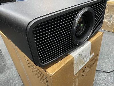 Кинотеатральный 4К-проектор JVC DLA-NZ500B с лазерным источником света