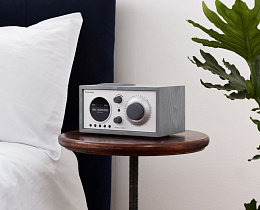 Радиоприемник с часами Tivoli Model One+