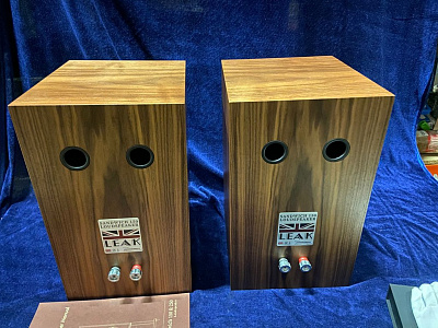 Полочные акустические системы Leak Sandwich 150 Цвет: Орех [WALNUT]